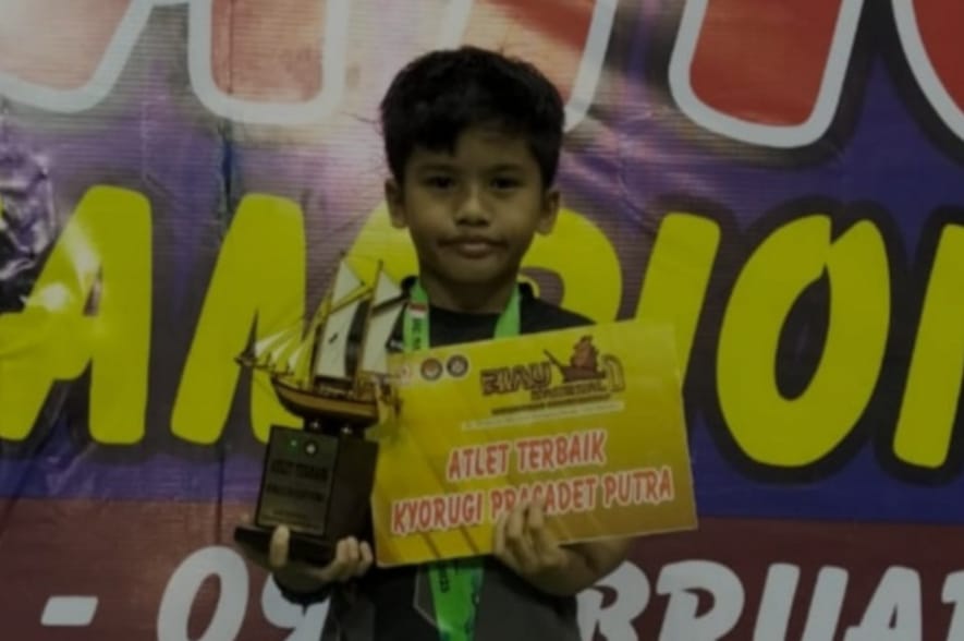 Waldan Abdillah Rafif Sabet Emas di Kejuaraan Taekwondo Riau
