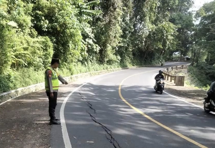 Jalur Gumitir Ditutup, Pemkab Situbondo Minta Pusat Perbaiki Jalan Pantura