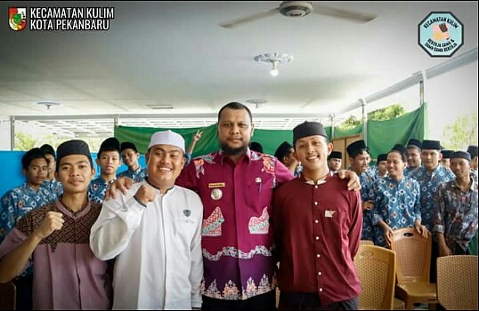 Camat Kulim Sosialisasi Pilkada Bagi Pemilih Pemula di Ponpes Darul Muhaqqiqin