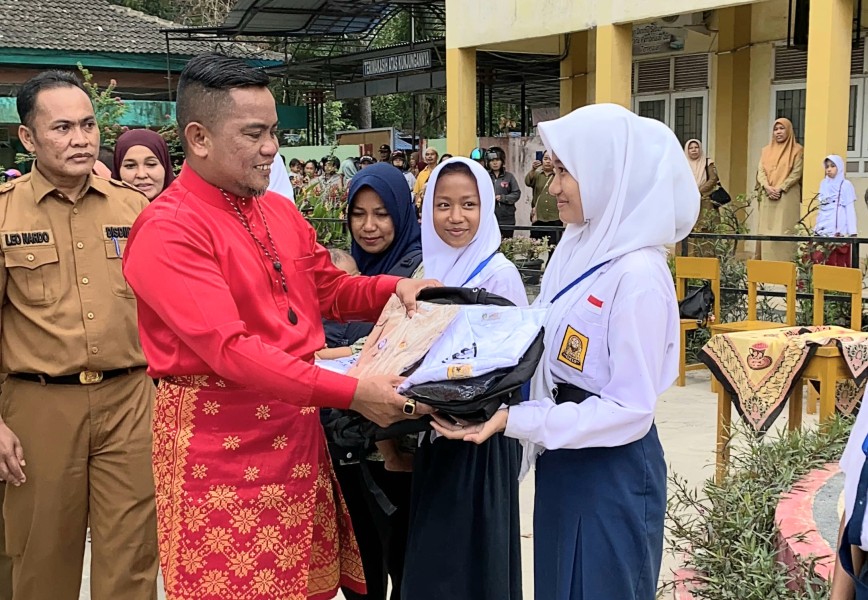 Bupati Zukri Bagikan Seragam Gratis ke Siswa Yatim dan Kurang Mampu di SMPN 1 Pangkalan Kerinci