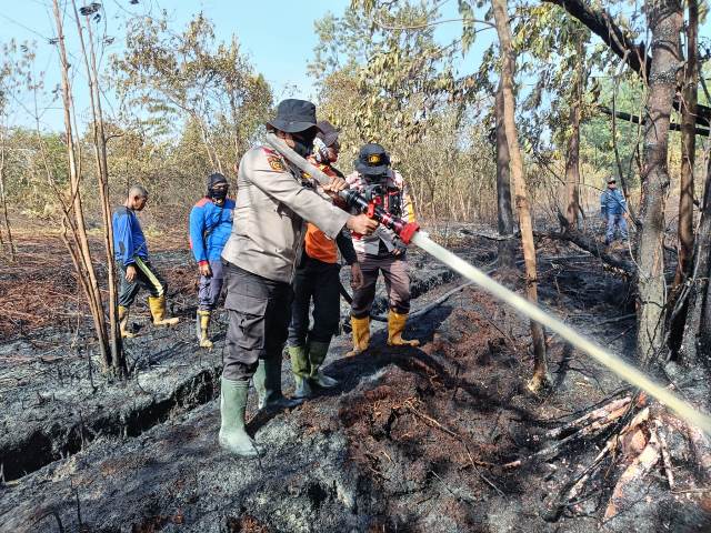 Bersinergi dengan Stakeholder, Polsek Bengkalis Berhasil Padamkan Karhutla Setelah 14 Hari Upaya Pemadaman