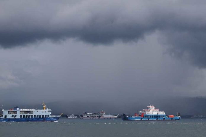 Cuaca Buruk Landa Selat Bali: Penyeberangan di Pelabuhan Ketapang sampai Gilimanuk Dihentikan Sementara