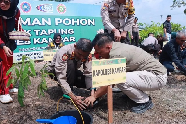 Peringatan May Day, Kapolres Kampar Tanam Pohon di Tapung Bersama Serikat Pekerja