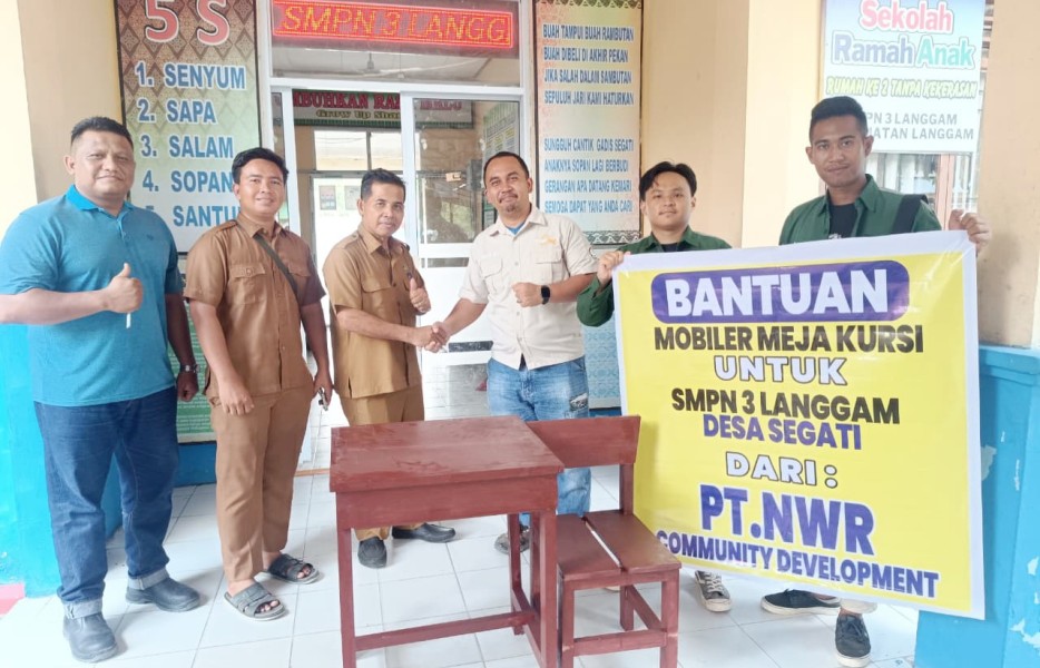 PT Nusa Wana Raya Salurkan 35 Set Meja Kursi untuk SMPN 3 Langgam