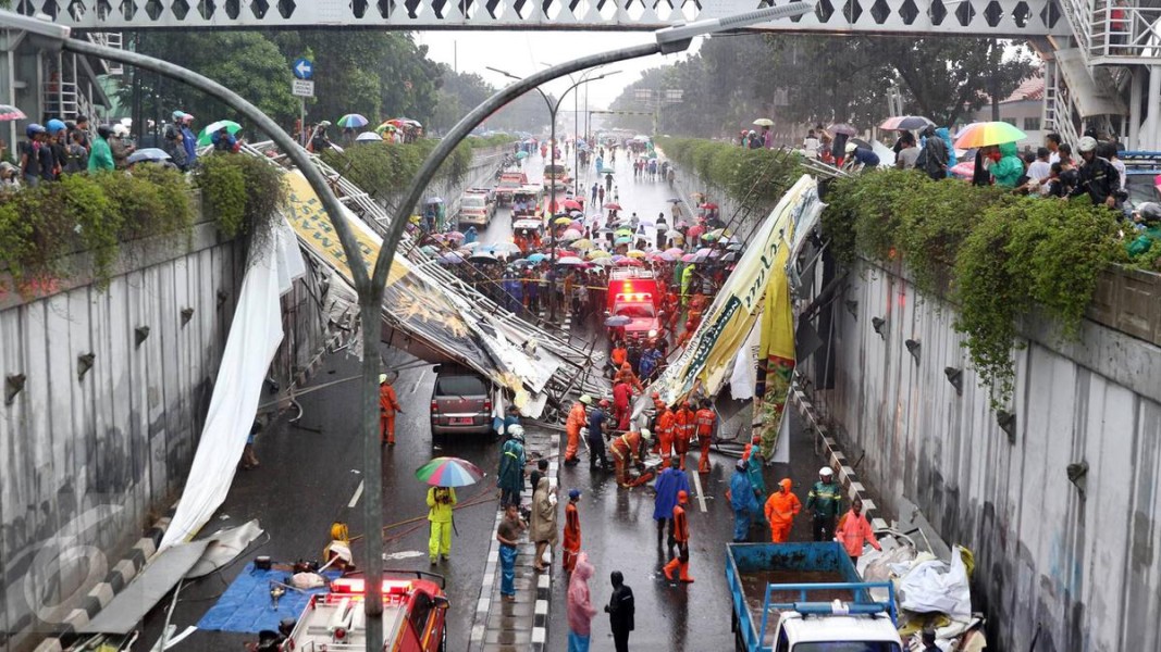 Pagar dan Atap Jembatan Penyeberangan di Pelabuhan Runtuh Akibat Angin Kencang, Akses Jalan Terganggu