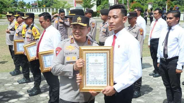 Kapolda Riau Resmikan Dapur Gizi Polres Tanam Pohon dan Berikan Penghargaan Prestasi Polres Meranti Basmi Narkoba