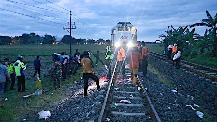 Truk Ekspedisi Tersambar Kereta Api di Sragen: Sopir Alami Luka Parah di Kolong Jembatan