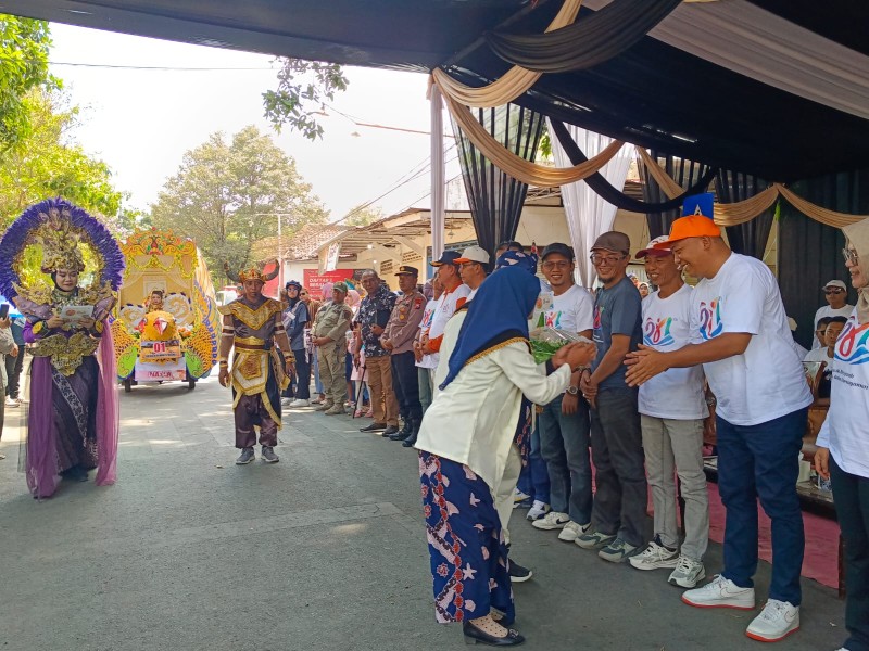 Mas Rio Angkat Topi untuk Warga Besuki, Pawai Budaya Berlangsung Meriah