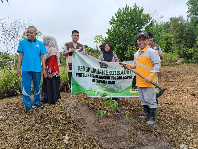 KUA Salo Gandeng KPL Kampar dan Mahasiswa KKN Tanam Pohon di MI Al-Muhajirin