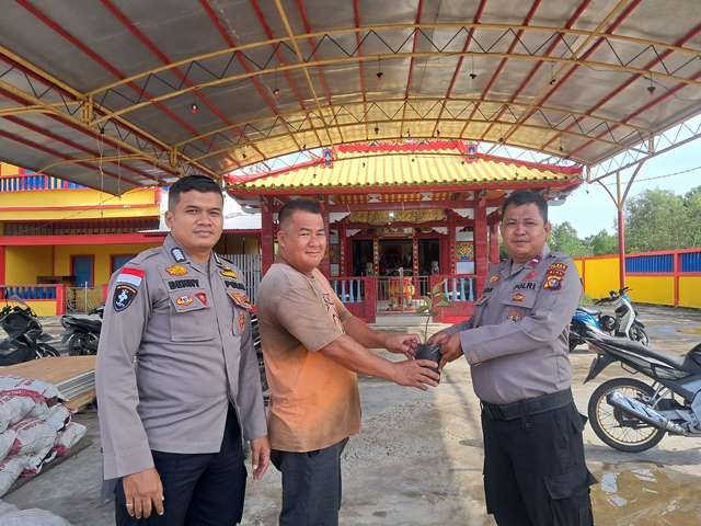 Polsek Rasbar Tanam Bibit Pohon Jambu Bol, Dukung Program Penghijauan Kapolda Riau