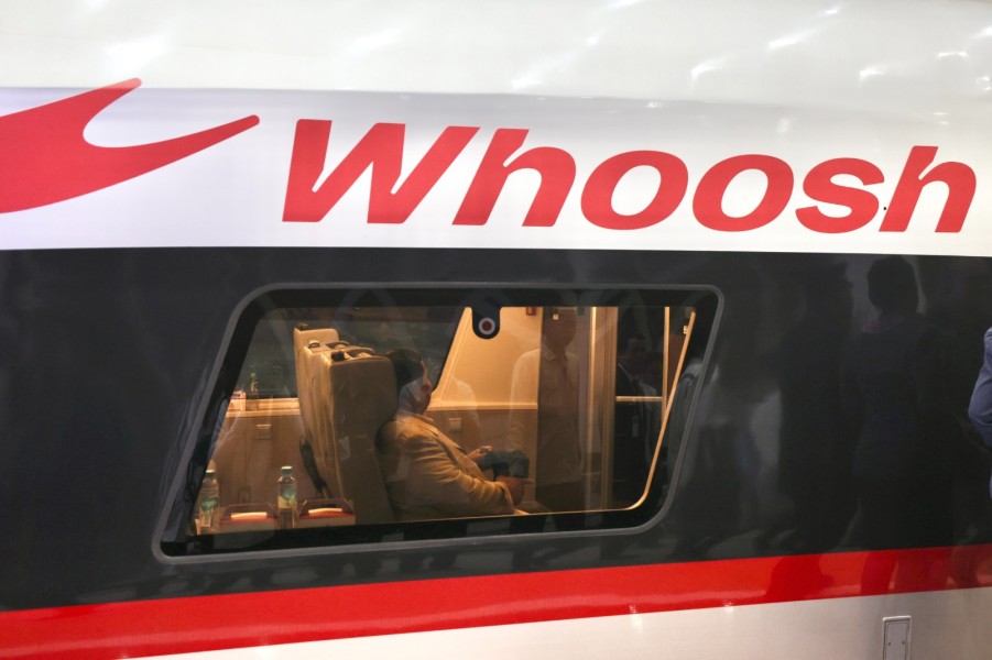 Presiden Prabowo Naik Kereta Cepat Whoosh Bersama Warga Menuju Bandung