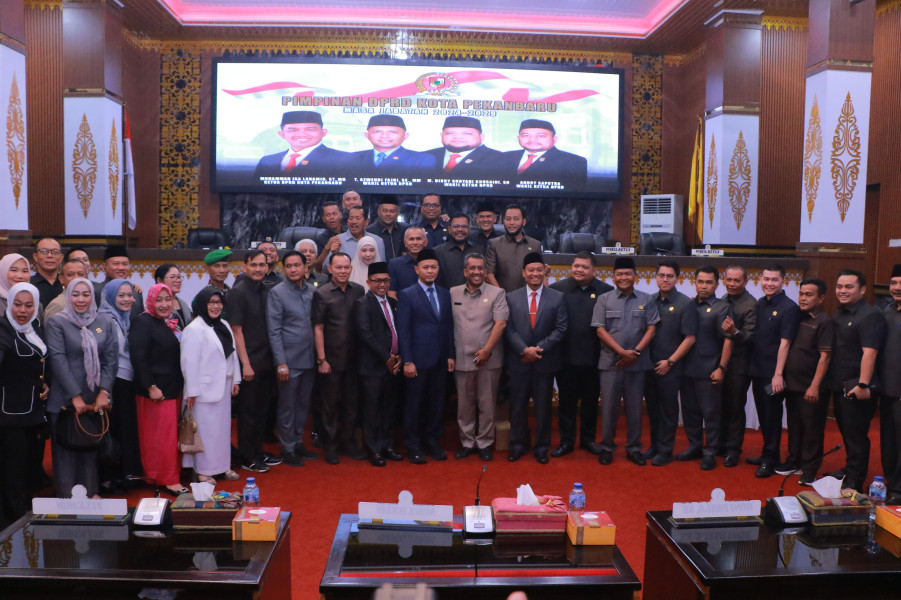 Pj Walikota Hadiri Paripurna Penetapan Walikota-Wakil Walikota Terpilih Periode 2025-2030