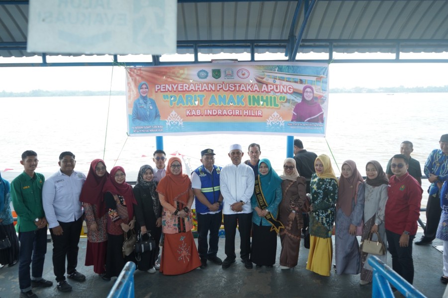 Bupati Herman dan Bunda Literasi Inhil Terima Bantuan Pustaka Apung Pustaka  “Parit Anak Inhil”