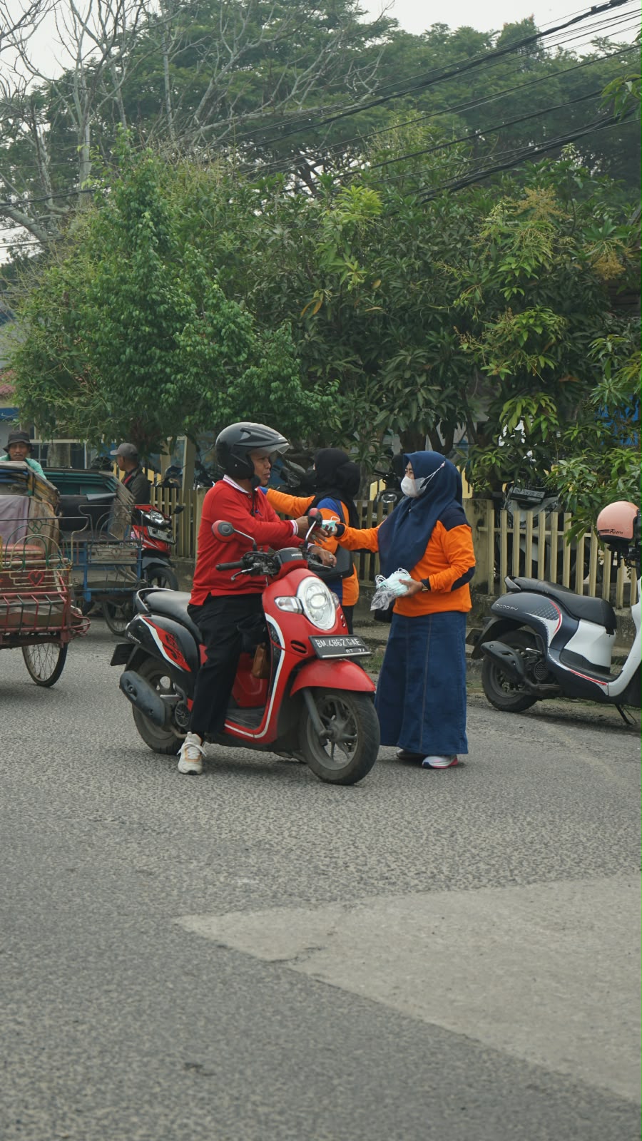 BPBD KABUPATEN INDRAGIRI HILIR BAGIKAN 4.200 MASKER KEPADA MASYARAKAT