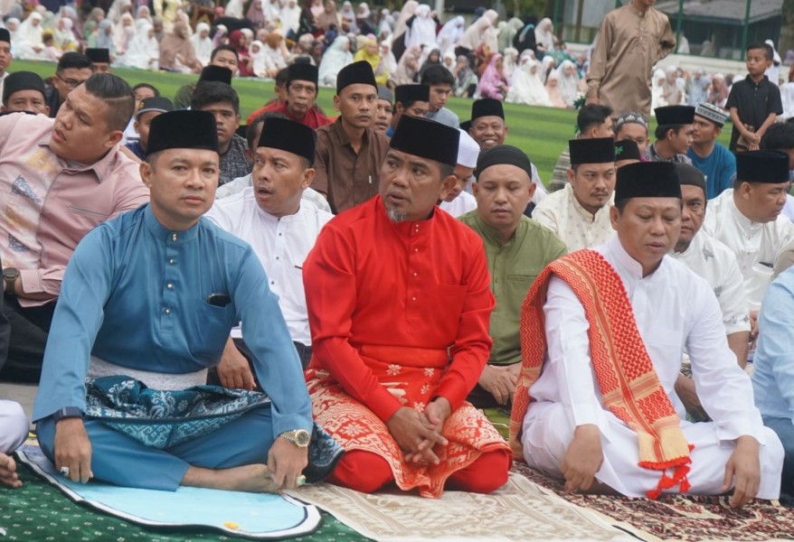 Bupati Pelalawan dan Masyarakat Solat Ied di Lapangan Mini Soccer Pangkalan Kerinci