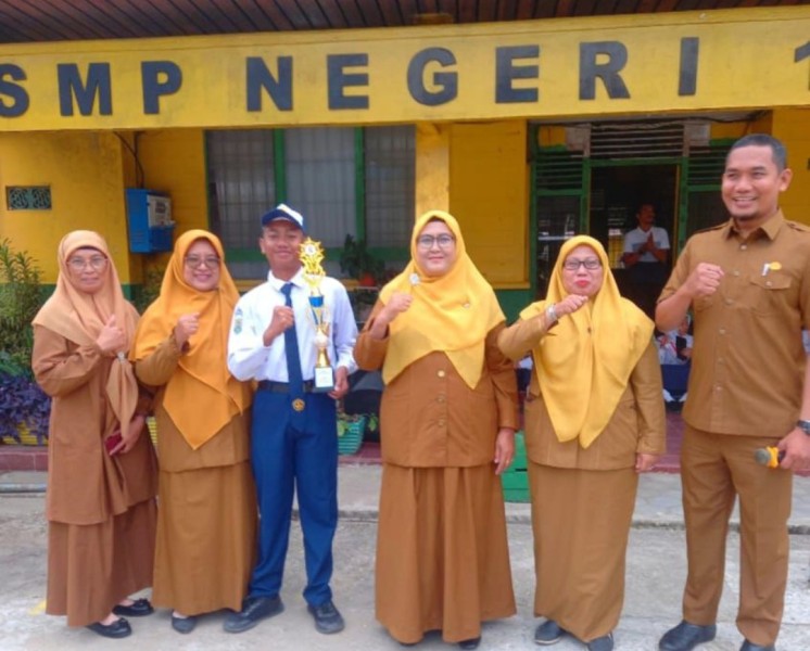 Kepala Sekolah Yusnaini Apresiasi Prestasi Siswa dalam Lomba Cerdas Cermat