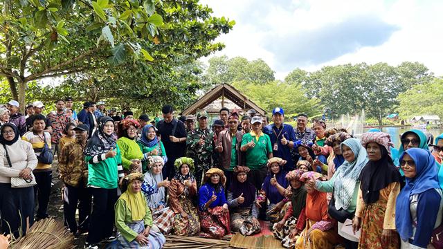 Festival Pacu Sampan Telaga Air Merah ke-V Resmi Dibuka Plt Bupati Meranti