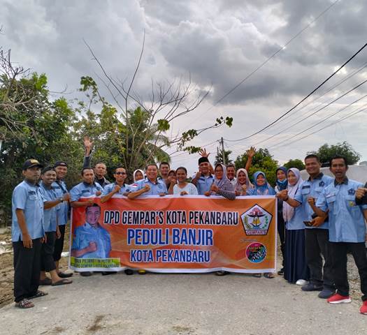 GEMPARS Kota Pekanbaru Membagikan Sembako dan Uang Sagu Hati Untuk Korban Banjir Di Rumbai