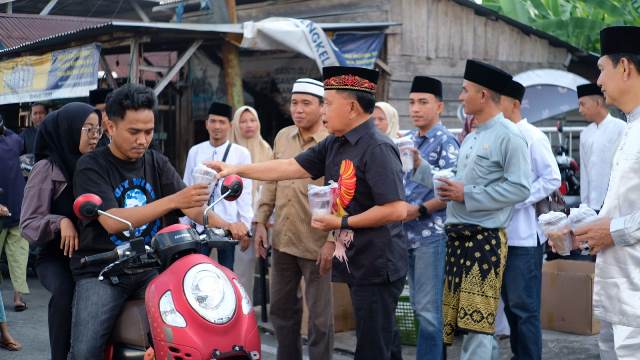 Bupati Meranti Asmar Bagikan 1.800 Takjil Ramadan di Tiga Titik Kota Selatpanjang