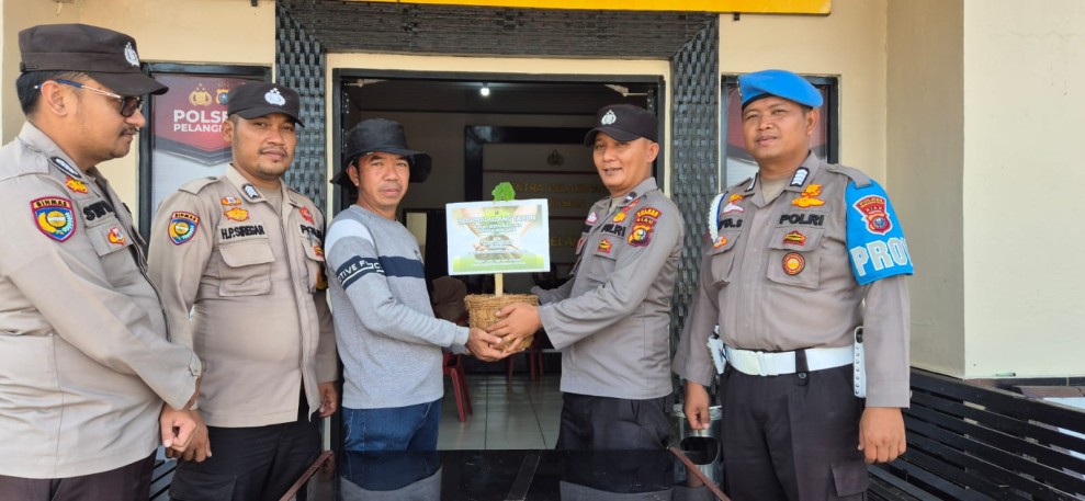 Polsek Pelangiran Laksanakan Giat Humanis, Bagikan Bibit Pohon dalam Rangka Ulang Tahun Warganya