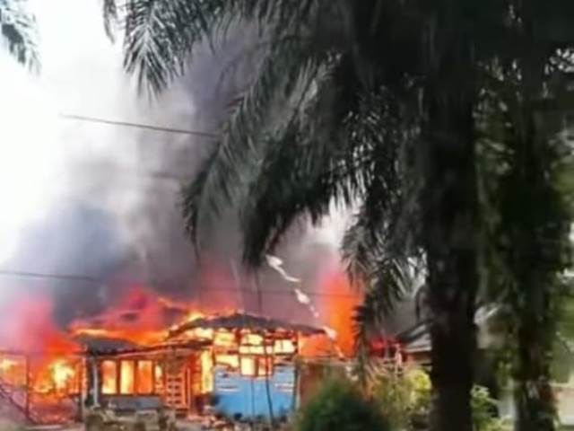 Kebakaran di Bahtera Makmur, Dua Buah Rumah Tinggal Puing Kerugian Ratusan Juta Rupiah