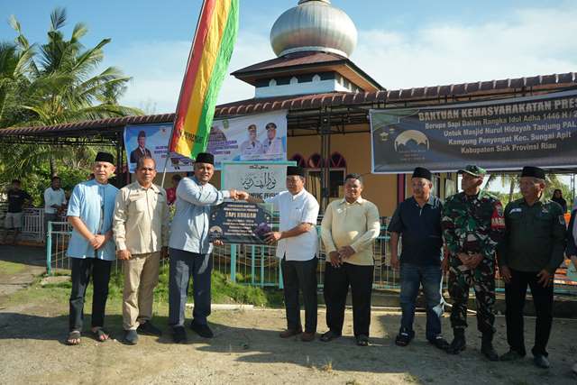 Wabup Siak Syamsurizal Serahkan Satu Ekor Sapi Qurban Untuk Warga Tanjung Pal, Sungai Apit