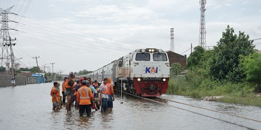 Banjir Parah di Grobogan, Rel Kereta Semarang-Surabaya Terputus: KAI Lakukan Rekayasa Rute