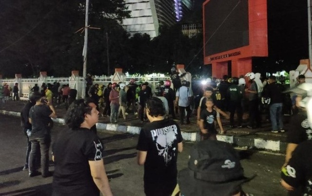 Lemparan Molotov Massa di Makassar Dibalas Gas Air Mata Polisi