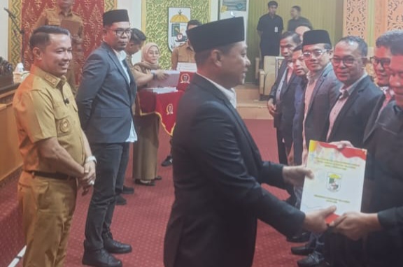 Wakil Bupati Pelalawan Sampaikan LKPJ 2024 pada Rapat Paripurna DPRD