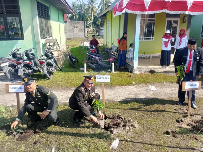 Di Momen HUT RI Ke-80, Kapolsek Pulau Burung Gagas Penanaman 80 Batang Pohon