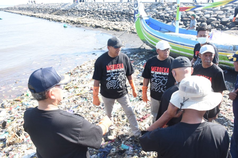 Aksi Bersih-Bersih di Besuki, Bupati Targetkan Situbondo Merdeka dari Sampah Plastik