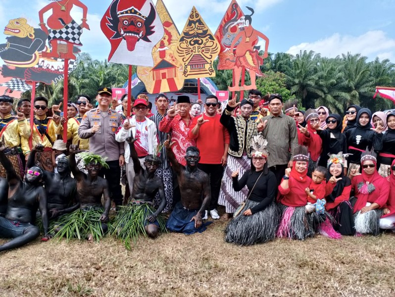 Hadiri Karnaval Budaya di Desa Pematang Tinggi, Bupati Zukri Sampaikan Program Prioritas Kerumutan