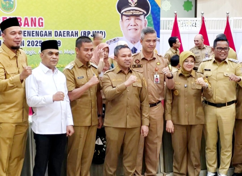 Bupati Pelalawan Dorong Percepatan Penyelesaian Pembangunan Jalan Lintas Bono