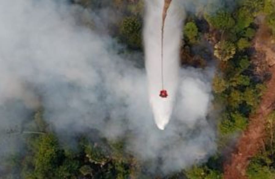 Helikopter Water Bombing Dikerahkan untuk Pendinginan Karhutla di Rohil