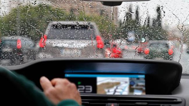 Berkendara Aman Dengan Mobil Listrik Saat Musim Hujan: Panduan Lengkap dan Tips dari Pakar