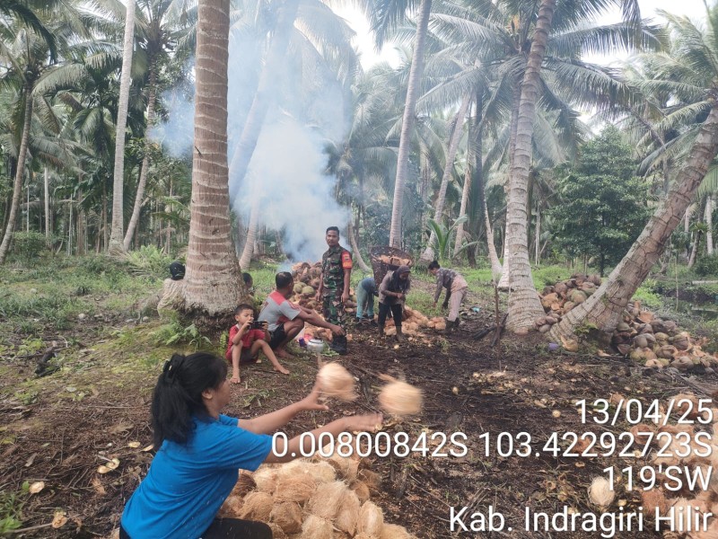 Dengan Komsos, Babinsa Mandah Memantau Kondisi Terkini Masyarakat diWilayah Binaannya.