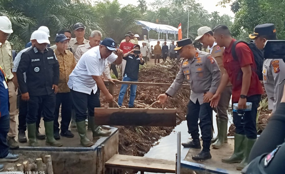 Kunjungan Kerja ke Pelalawan, Menteri Lingkungan Hidup Tegaskan Pentingnya Pembasahan Gambut untuk Cegah Karhutla
