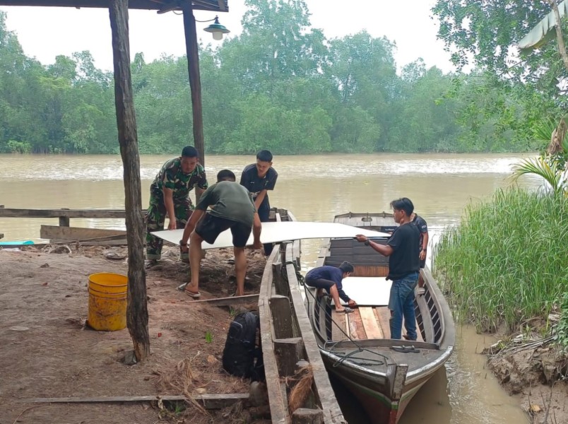 Gempur Medan Sulit, Kodim 0314/Inhil Langsir Material TMMD Ke-130 Tempuh Jalur Darat dan Laut di Desa Kuala Lemang