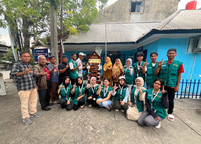 Mahasiswa FISIP Berdampak untuk Negeri Universitas Riau Resmikan Papan Edukasi Penguraian Sampah di Kelurahan Sumahilang