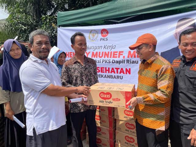 Tinjau Lokasi Banjir di Rumbai, Hendry Munief Bawa Tenaga Medis dan Bantuan untuk Warga