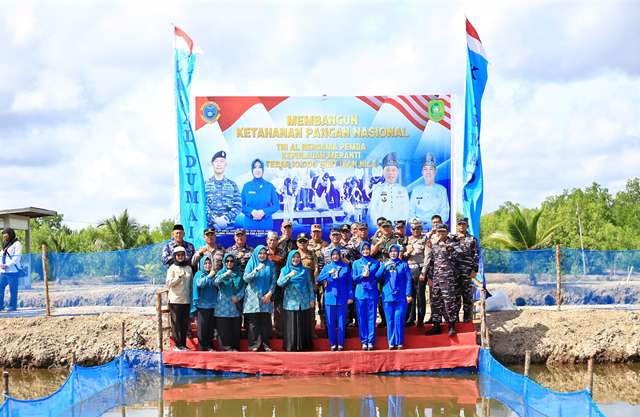 Bupati Meranti Tinjau Gedung Pos TNI AL Selatpanjang dan Tebar 10 Ribu Benih Ikan Nila