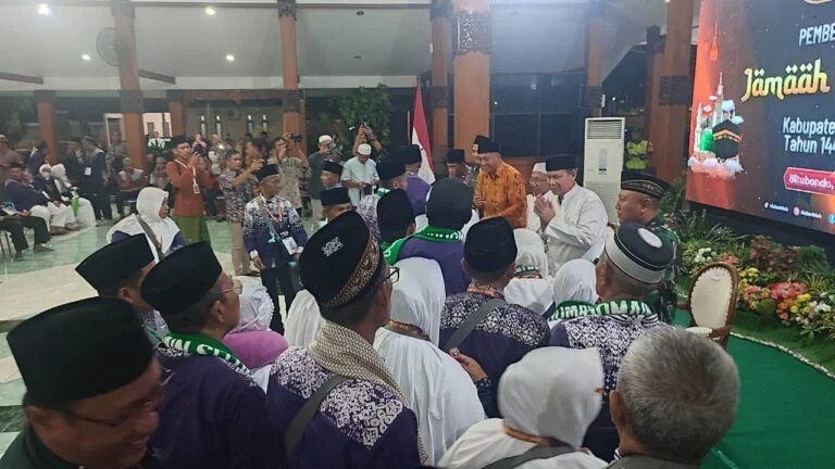 Berangkatkan 141 Jamaah Haji Kloter 48, Bupati Situbondo: Semoga Ibadahnya Lancar, Kembali dengan Selamat