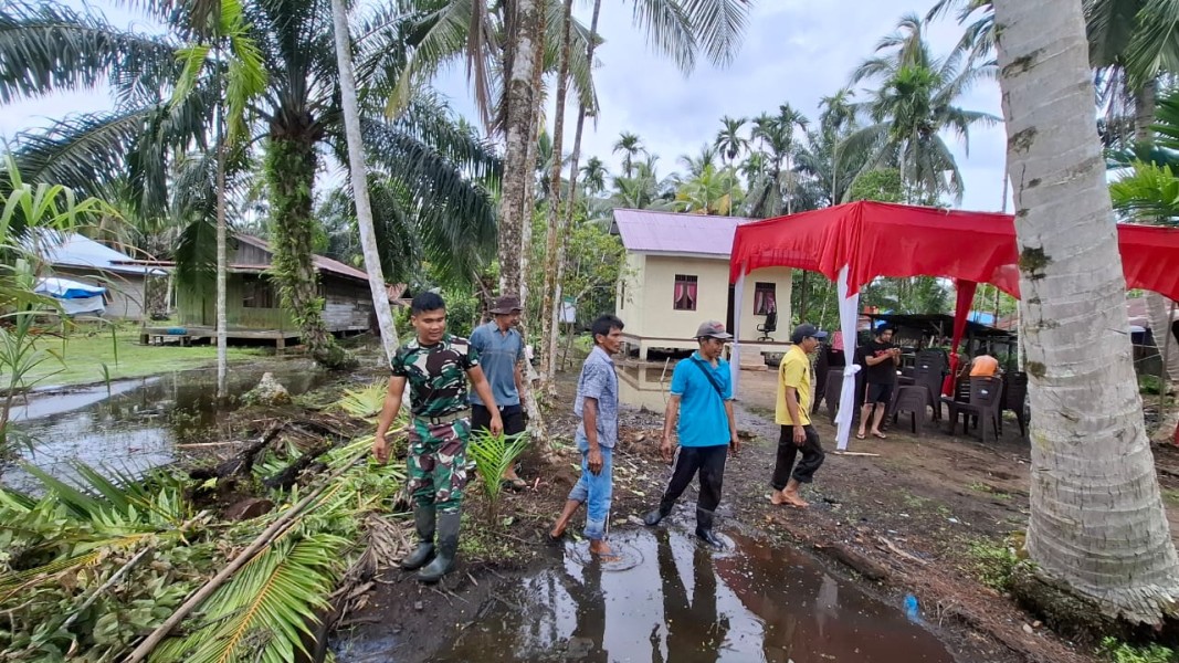 Personil Koramil 12/Batang Tuaka Bantu Persiapan Penutupan TMMD Ke-123 Kodim Inhil