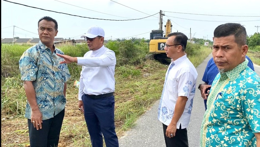 Antisipasi Banjir, Bupati Pelalawan Perintahkan Pembersihan Drainase di Pangkalan Kerinci