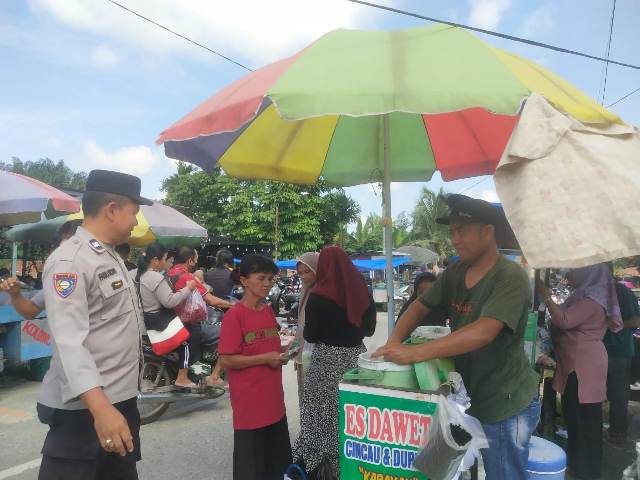 Bhabinkamtibmas Kelurahan Sekijang Laksanakan Patroli ke Pasar Sekijang untuk Cegah Kejahatan