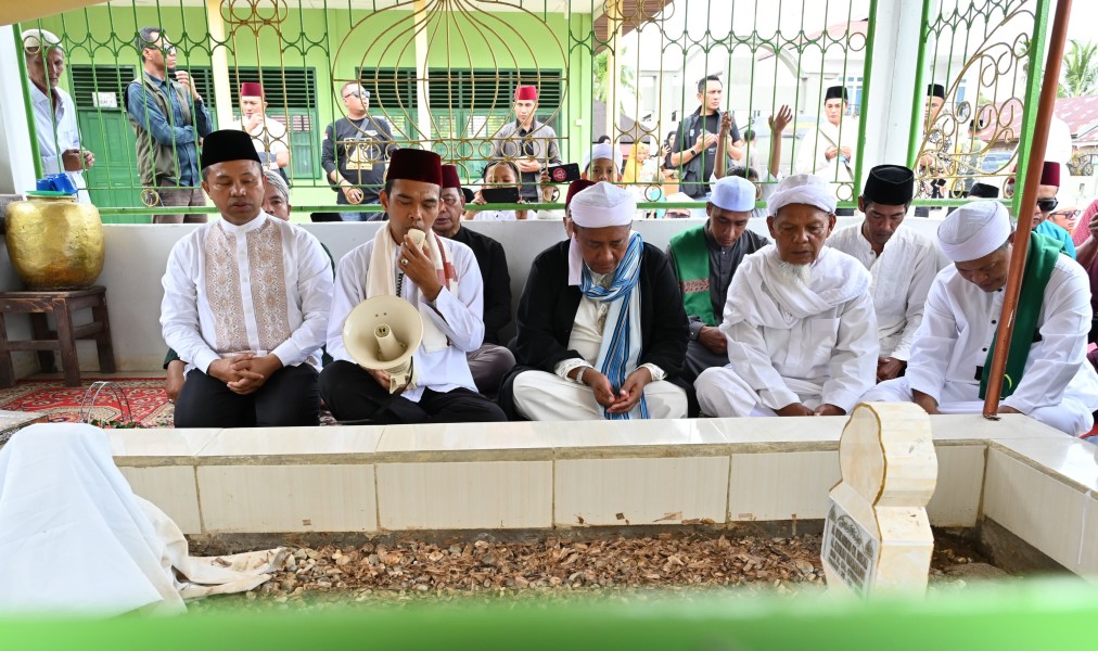 Berziarah ke Makam Syekh Rozali, UAS Optimis Kepemimpinan Wahid Mampu Merawat Tradisi Spiritual
