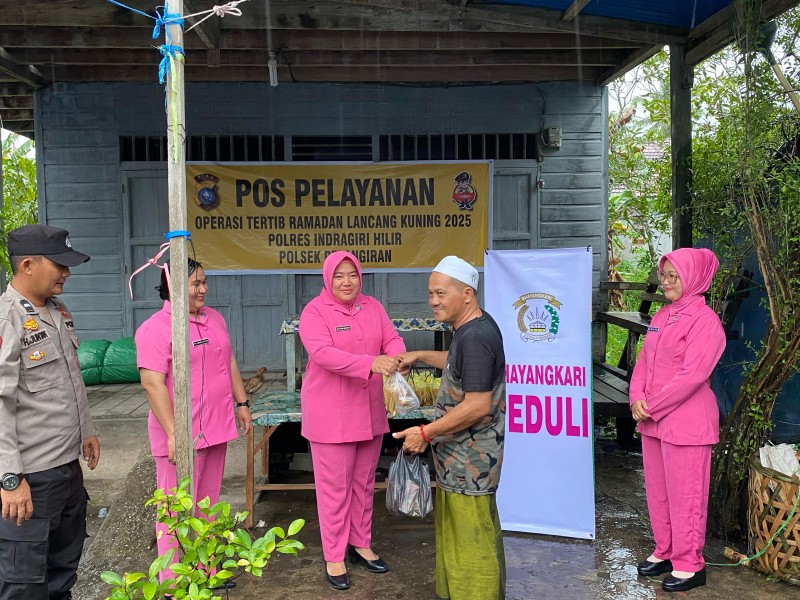 Aksi Nyata Bhayangkari Polsek Pelangiran Menebarkan Kebajikan  di Bulan Ramadhan