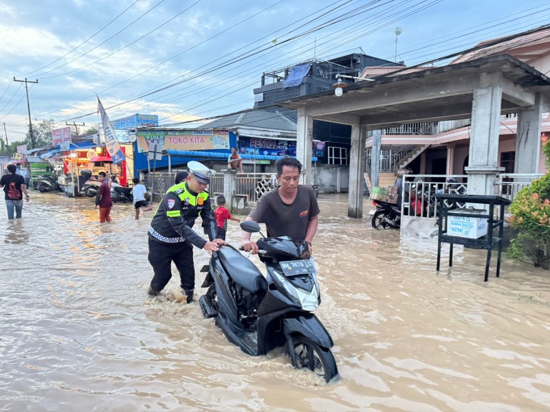 Satlantas Polres Inhil Atur Lalin di Titik Rawan Air Pasang Surut Tembilahan