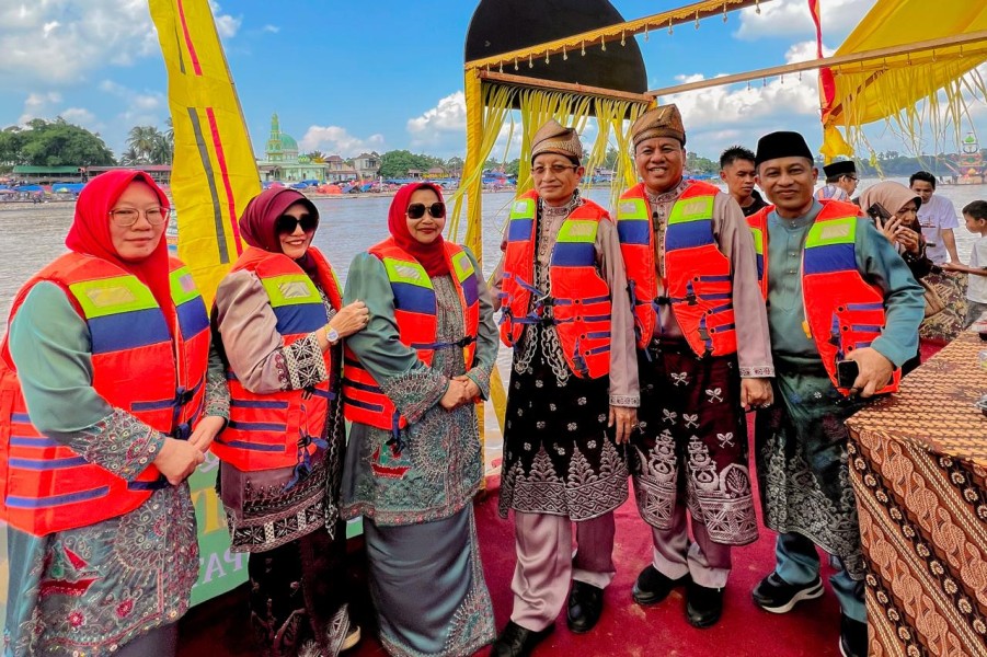 Bupati Bengkalis Bersama WaBup Ikut Menaiki Perahu Hias (Gulang-gulang) Bersama Menteri Agama RI