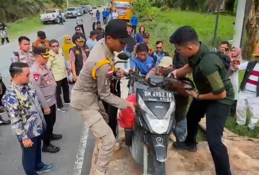 Banjir Jalintim Pelalawan, Pemkab Sediakan Penyeberangan Kendaraan Gratis